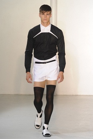 อุ้ย..ตาย ว๊ายกรี๊ด!! ผู้ชายก็ใส่ Mini Shorts!! - Raf Simons - Mugler - Lanvin - Hardy Amies - แฟชั่นคุณผู้ชาย