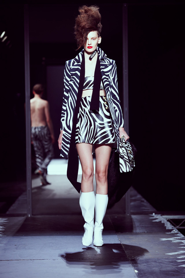 Versus và NTK JW Anderson ra mắt BST cá tính dành cho bạn trẻ - JW Anderson - Versus - Bộ sưu tập - Nhà thiết kế - Thời trang - Thời trang nữ - Thời trang nam