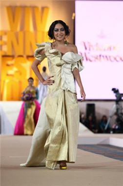 งานราตรีเฉลิมพระเกียรติ “Glory of Silk-Flower of Love” - งานราตรี - เฉลิมพระเกียรติ - วิเวียน เวสต์วูด - Vivienne Westwood - แฟชั่นโชว์