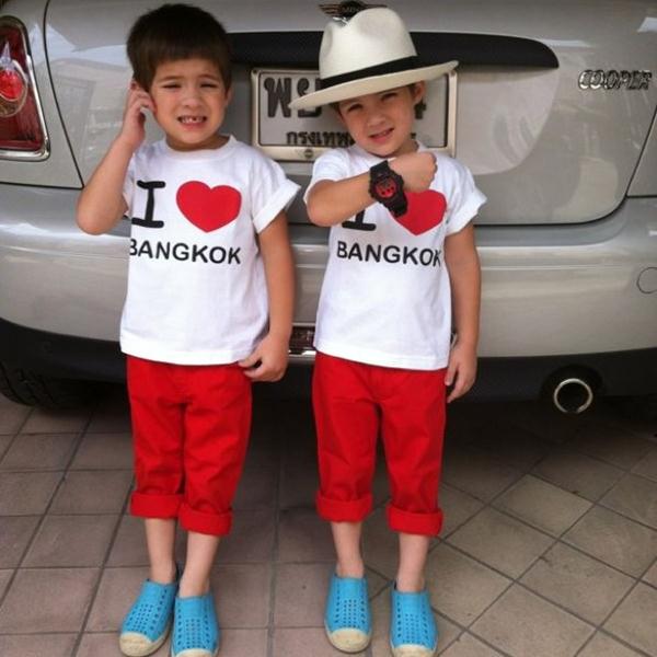 การแต่งตัวน่ารักกวนๆ ชวนยิ้ม ของหนุ่มน้อยคู่แฝด เฮเดน โจชัว