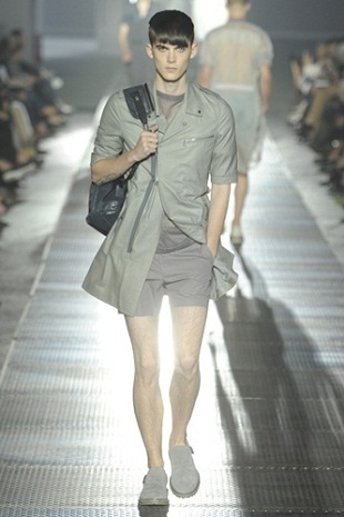 อุ้ย..ตาย ว๊ายกรี๊ด!! ผู้ชายก็ใส่ Mini Shorts!! - Raf Simons - Mugler - Lanvin - Hardy Amies - แฟชั่นคุณผู้ชาย
