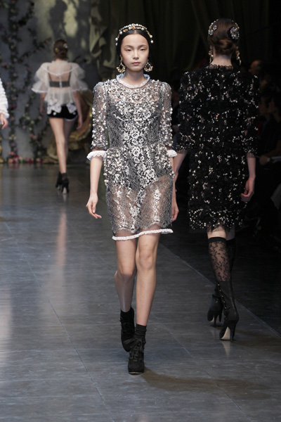หรูหรา สะท้อนอารมณ์ความเป็นหญิงกับแฟชั่นเสื้อผ้า ของ Dolce & Gabbana - Dolce & Gabbana - คอลเลคชั่นล่าสุด - แฟชั่นเสื้อผ้า - แบรนด์เนม - ซีทรู ผ้าลูกไม้ - เสื้อผ้าผู้หญิง - แฟชั่นโชว์