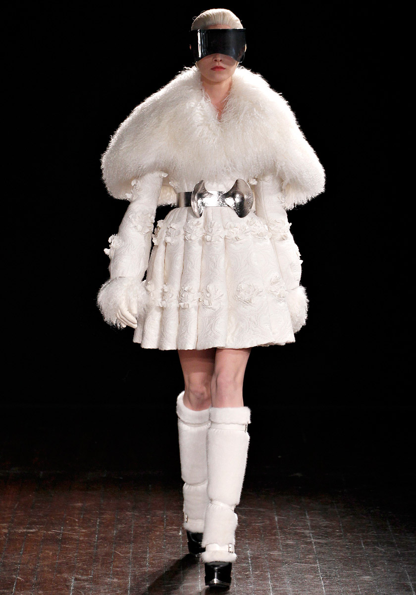 แฟชั่นโชว์จาก Alexander McQueen - นางแบบ - อินเทรนด์ - แฟชั่น - เทรนด์ใหม่ - แฟชั่นโชว์ - ดีไซเนอร์