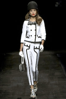 Thanh lịch cùng BST mang phong cách retro từ Moschino - Thời trang nữ - Bộ sưu tập - Nhà thiết kế - Thời trang - Xuân 2013 - Moschino - Retro