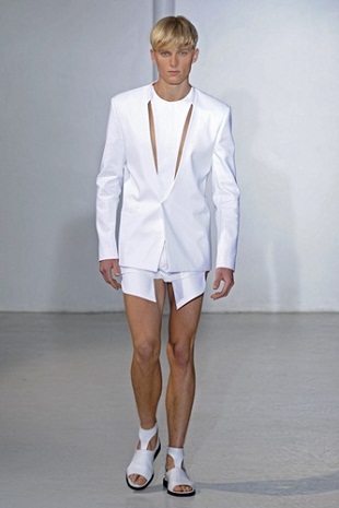 อุ้ย..ตาย ว๊ายกรี๊ด!! ผู้ชายก็ใส่ Mini Shorts!! - Raf Simons - Mugler - Lanvin - Hardy Amies - แฟชั่นคุณผู้ชาย