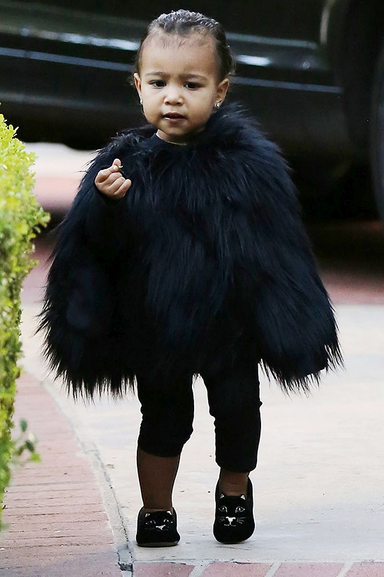 ตามรอยคุณแม่!! ตามมาดูแฟชั่นน่ารักๆของ ‘North West’ ลูกสาวของ Kim Kardashian กัน!! - แฟชั่น - อินเทรนด์ - ไอเดีย - นางแบบ - Celeb Style - แฟชั่นเสื้อผ้า - การแต่งตัว - แฟชั่นดารา - เทรนด์ใหม่ - แฟชั่นเด็ก - แฟชั่นคุณหนูๆ