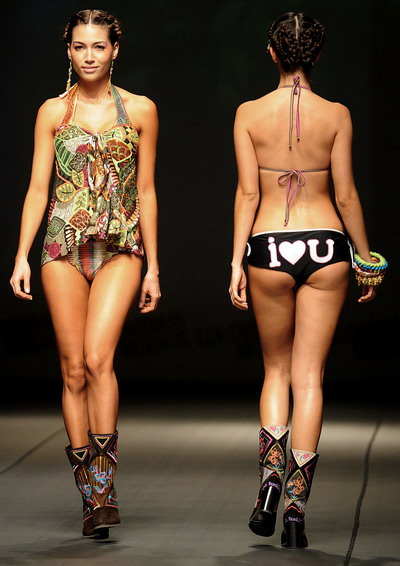 แคทวอล์คร้อนฉ่า!แฟชันโชว์ท้าลมห่มฟ้าในโคลอมเบีย - แฟชันโชว์ - โคลอมเบีย