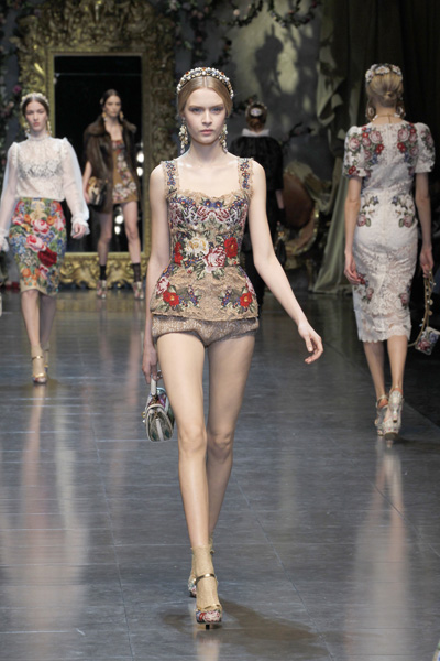 หรูหรา สะท้อนอารมณ์ความเป็นหญิงกับแฟชั่นเสื้อผ้า ของ Dolce & Gabbana