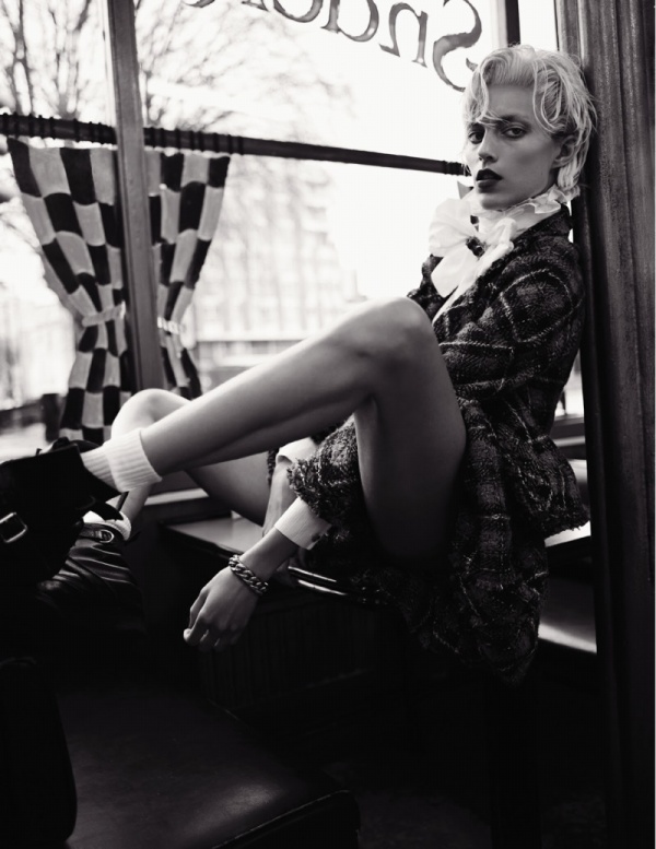 Anja Rubik tóc xoăn thu hút trên tạp chí Vogue Nga tháng 7/2013. - Anja Rubik - Người mẫu - Tin thời trang
