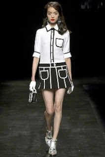 Thanh lịch cùng BST mang phong cách retro từ Moschino - Thời trang nữ - Bộ sưu tập - Nhà thiết kế - Thời trang - Xuân 2013 - Moschino - Retro