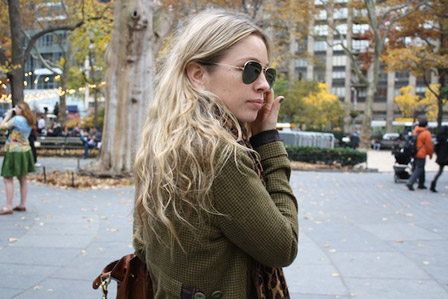 Would you wear dark green jeans like this blogger? - Trends