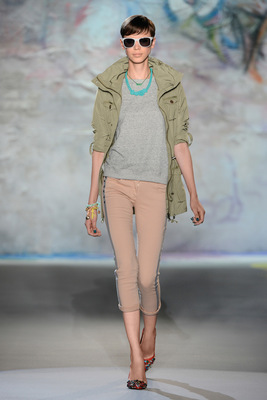 Mạnh mẽ nhưng không kém phần nữ tính với BST Patrizia Pepe Xuân / Hè 2013. - Patrizia Pepe - Xuân / Hè 2013 - Nhà thiết kế - Thời trang