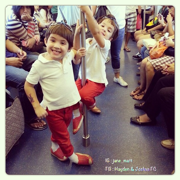 การแต่งตัวน่ารักกวนๆ ชวนยิ้ม ของหนุ่มน้อยคู่แฝด เฮเดน โจชัว