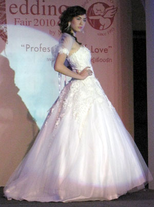แฟชั่นชุดแต่งงาน ในงาน "WEDDING FAIR 2010 BY NEO " - แฟชั่นโชว์ - แฟชั่นคุณผู้หญิง