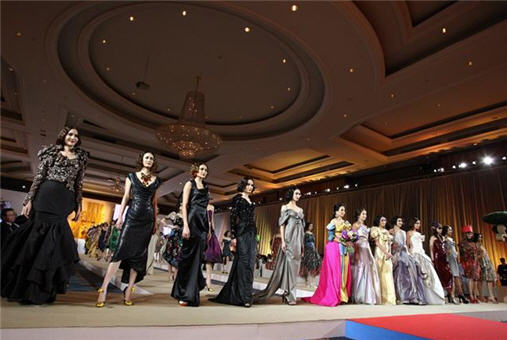 งานราตรีเฉลิมพระเกียรติ “Glory of Silk-Flower of Love” - งานราตรี - เฉลิมพระเกียรติ - วิเวียน เวสต์วูด - Vivienne Westwood - แฟชั่นโชว์