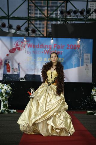 แฟชั่นชุดวิวาห์ Carnival of Love จุดประกายไอเดียแปลกใหม่งานวิวาห์ของหนุ่มสาววันนี้ - แฟชั่น - ชุดวิวาห์