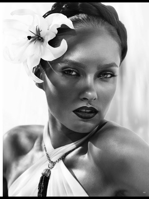 Karmen Pedaru quyến rũ gọi hè trên bìa tạp chí Vogue Đức tháng 6/2013. - Karmen Pedaru - Người mẫu - Tin thời trang - Thời trang