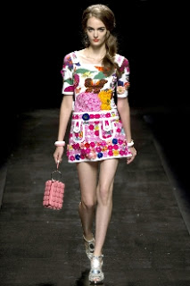Thanh lịch cùng BST mang phong cách retro từ Moschino - Thời trang nữ - Bộ sưu tập - Nhà thiết kế - Thời trang - Xuân 2013 - Moschino - Retro