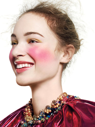 Макияж с сердечками на щеках. Розовый макияж. Дрейпинг румяна. Красота на щеках. Макияж с румянами.