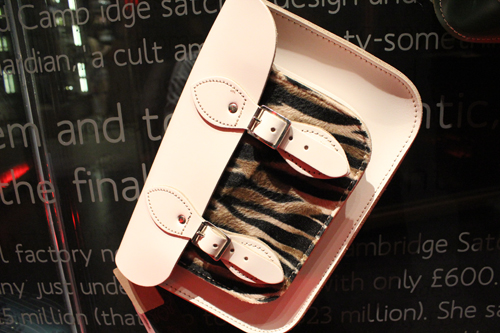 กระเป๋าทรง Satchel  มีเสน่ห์สุดคลาสสิก สไตล์อังกฤษ - กระเป๋า - กระเป๋าทรง Satchel - กระเป๋าสไตล์อังกฤษ - The British Satchel - กระเป๋าแบบคลาสสิก