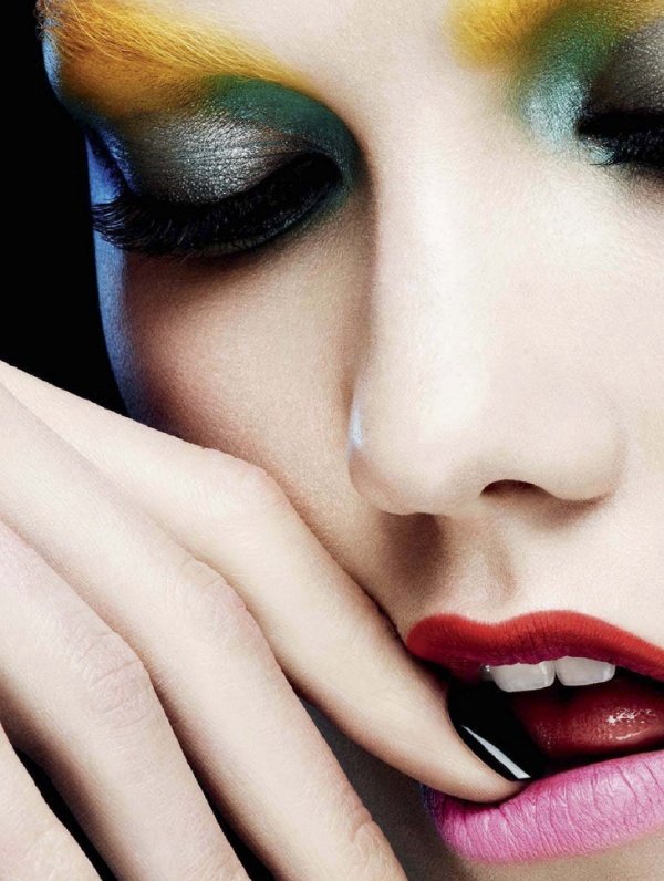Karlie Kloss biến tấu cùng make-up và màu sắc trên tạp chí L’Express Styles [PHOTOS]