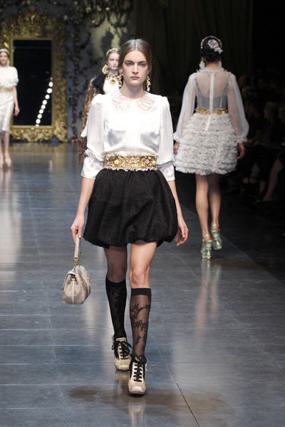 หรูหรา สะท้อนอารมณ์ความเป็นหญิงกับแฟชั่นเสื้อผ้า ของ Dolce & Gabbana - Dolce & Gabbana - คอลเลคชั่นล่าสุด - แฟชั่นเสื้อผ้า - แบรนด์เนม - ซีทรู ผ้าลูกไม้ - เสื้อผ้าผู้หญิง - แฟชั่นโชว์