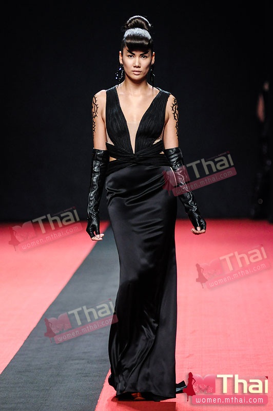 แฟชั่นโชว์  HOOK’S  ดูใส่ได้ยาก แต่ใส่ได้จริง และเป็นไปได้
