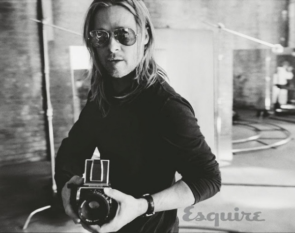 Brad Pitt lãng tữ với tóc dài bồng bềnh trên tạp chí Esquire Mỹ tháng 6&7 - Brad Pitt - Phong Cách Sao - Tin Thời Trang