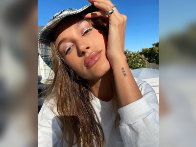 The Secret to Hailey Bieber's Holographic Eyeliner